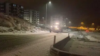 Burdur’da Akşam Bastıran Kar Trafiği Kilitledi: Sürücüler Yolda Kaldı!